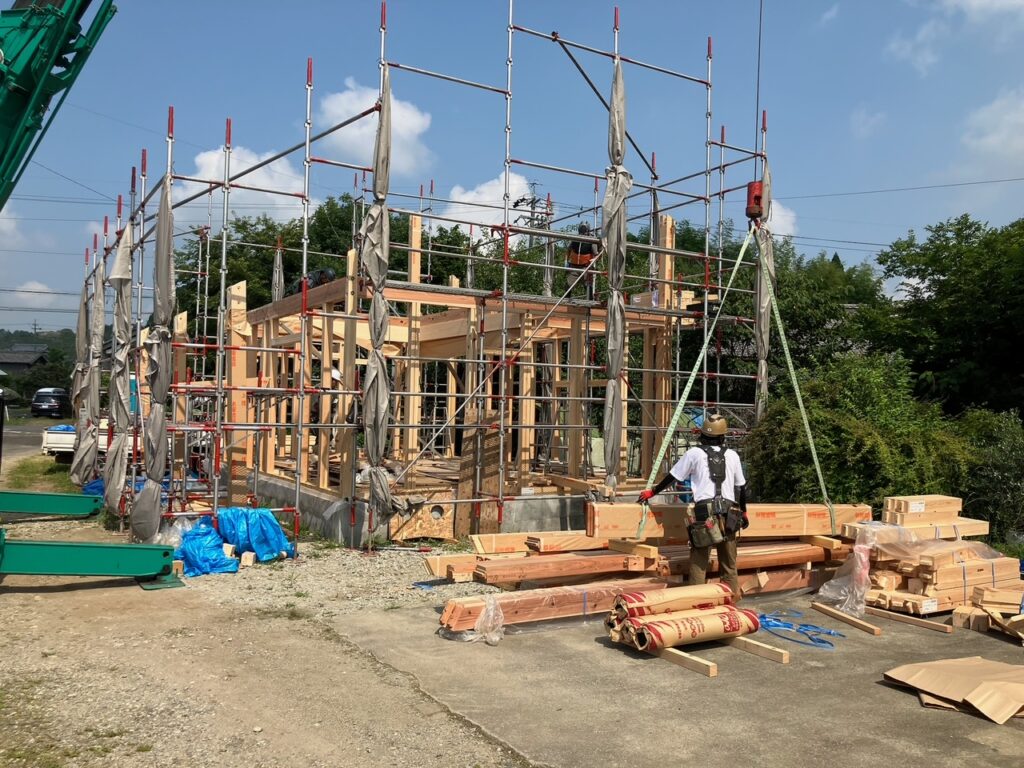梅雨の晴れ間の建て方