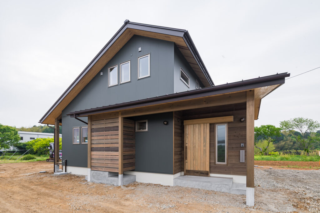 丸太と暮らす、回遊の住まい